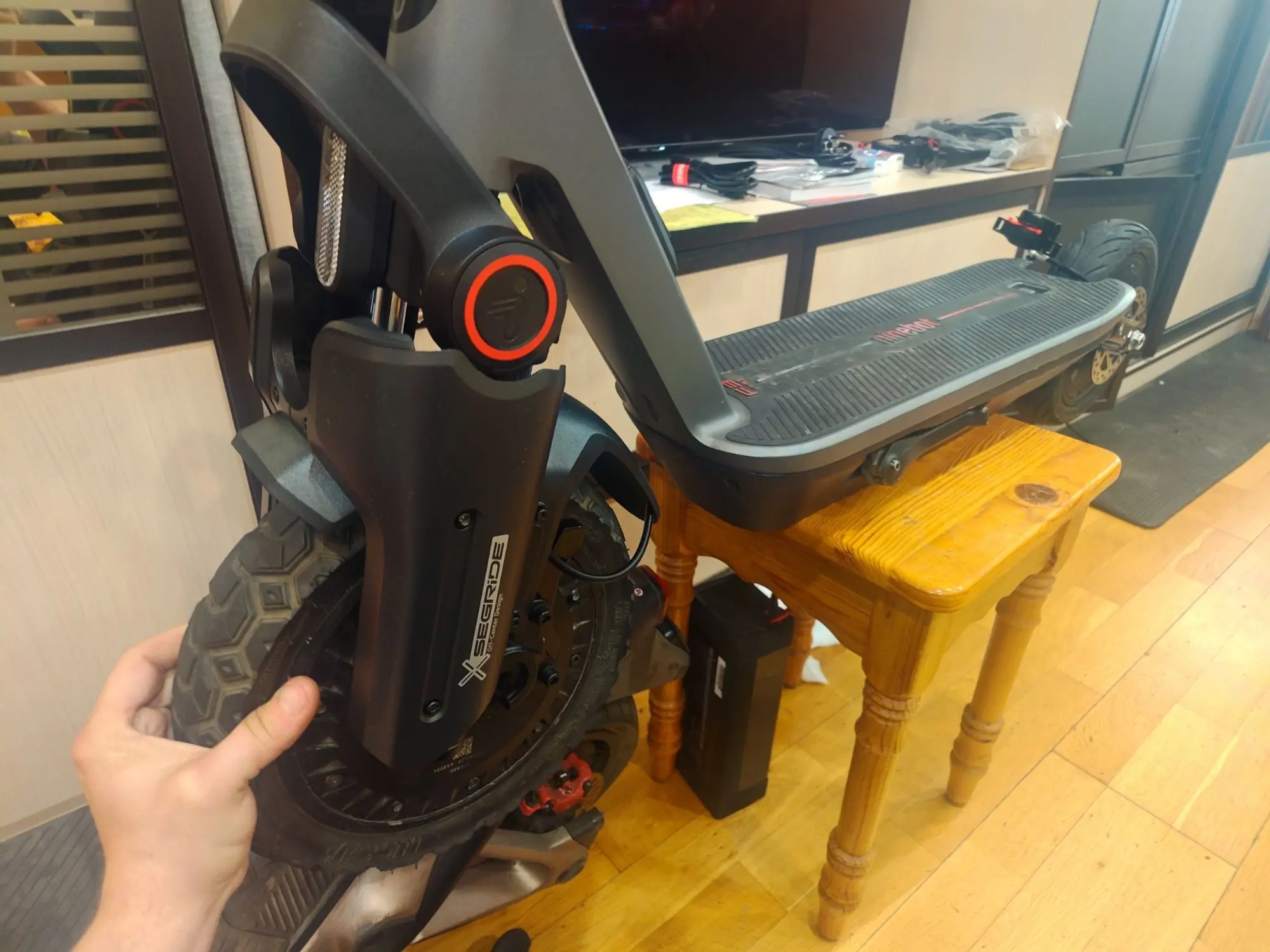 Примерка переднего колеса в вилке Ninebot Max G3